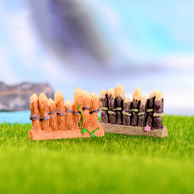 1 hàng rào gỗ dùng cho trang trí vườn