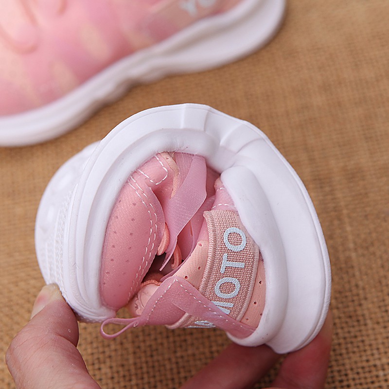 Giày thể thao êm chân, thoáng khí và thời trang cho bé