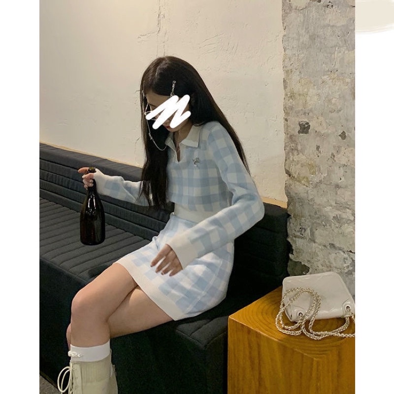 Set áo croptop tay dài cổ polo và chân váy len kiểu học sinh