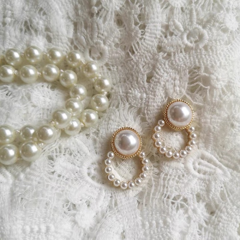 Hoa tai ngọc trai nhân tạo cổ điển, phù hợp mix mũ công nương cổ điển