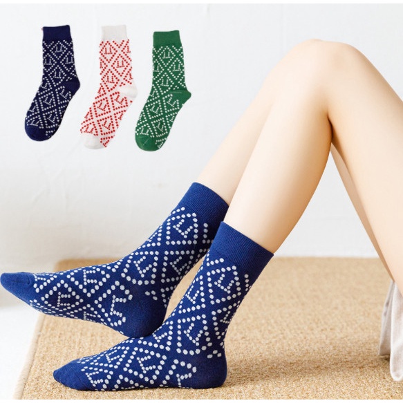 Vớ chấm bi cao cổ Nam Nữ phong cách thể thao, trẻ trung, năng động.