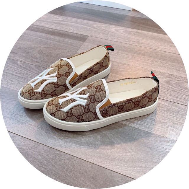 Giày slip on thêu chữ NY
