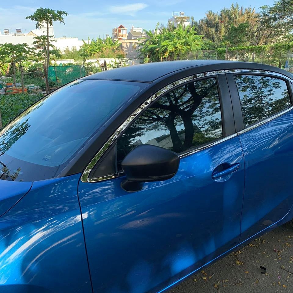 Nẹp viền chân và cong kính Mazda 2 2015-2021