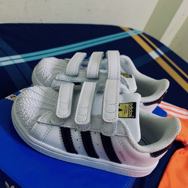 Giày adidas c dâu tây