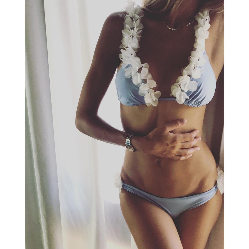 Bikini dây viền hoa gợi cảm