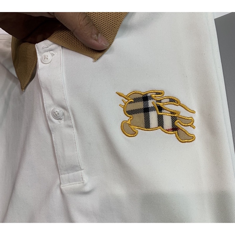 Áo thun cổ trụ thêu logo nổi bật(chất thun cotton 100%)