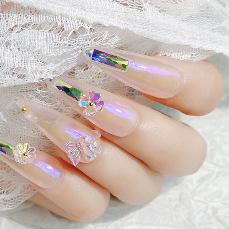 Có nhiều mẫu phụ kiện nail giả kim cương giả trang trí tùy chọn