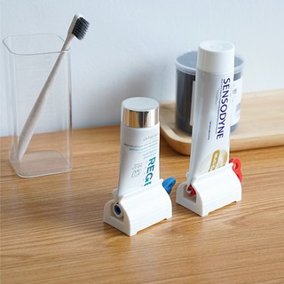 Dụng cụ nặn kem đánh răng mẫu mới- màu ngẫu nhiên