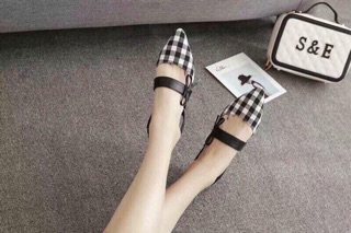 Giày bệt kẻ caro và đen