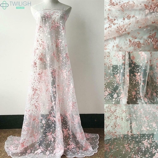 Vải ren màu hồng trang trí váy cô dâu