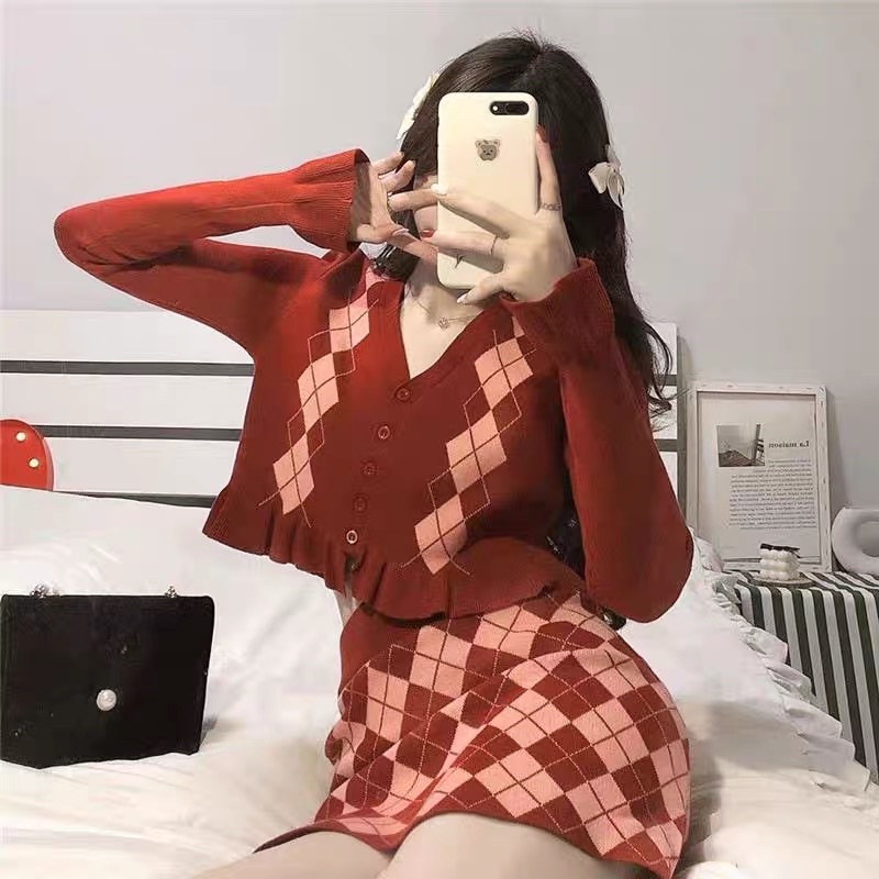 Set Áo Cổ V Dệt Kim Tay Dài Hoạ Tiết Và Chân Váy Ôm Chữ A Màu Đỏ Diện Lễ Tết