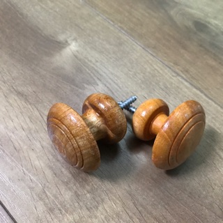 Núm vén rèm gỗ tự nhiên