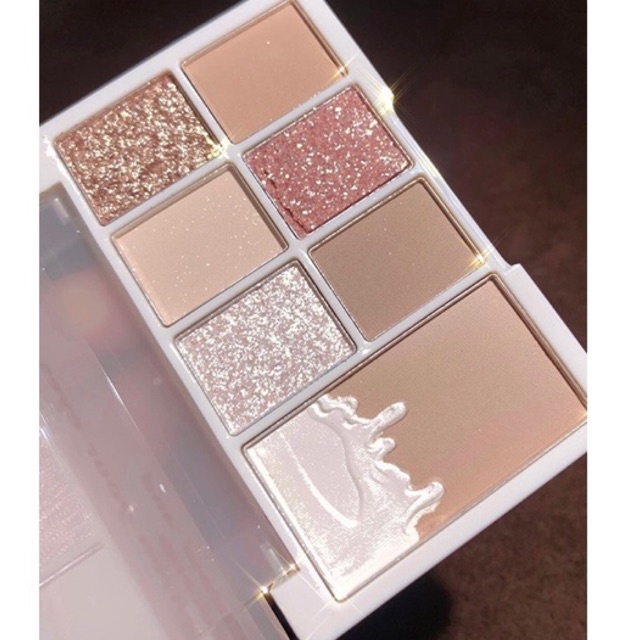 Bảng mắt đủ tông màu từ hồng nude nâu, nâu lạnh pha ánh rêu, nâu cà phê, tới color sắc màu  9 ô màu siêu nhỏ gọn