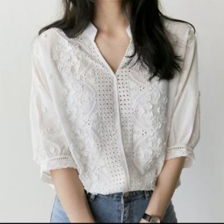 Áo sơ mi thêu ren cổ trụ