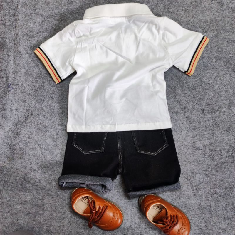 Bộ đồ cho bé trai phong cách đơn giản. Set hai chi tiết gồm áo Polo và quần jean cao cấp.