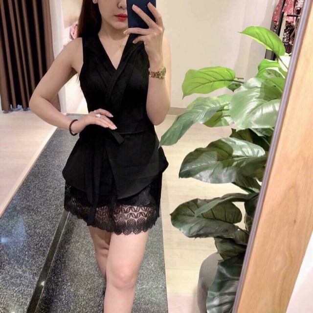 Đầm sát nách cổ vest, cột nơ eo, chân váy ren + lót trong