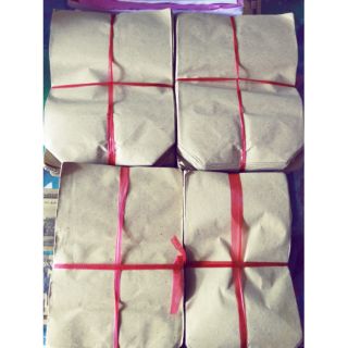 Túi giấy xám đựng gà rán, khoai tây.