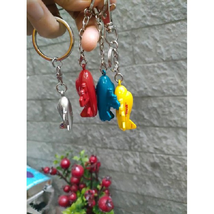 Móc khoá máy bay kim loại đặc_ giao màu ngẫu nhiên