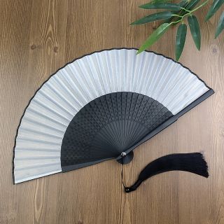 Quạt xếp vải lụa sang trọng