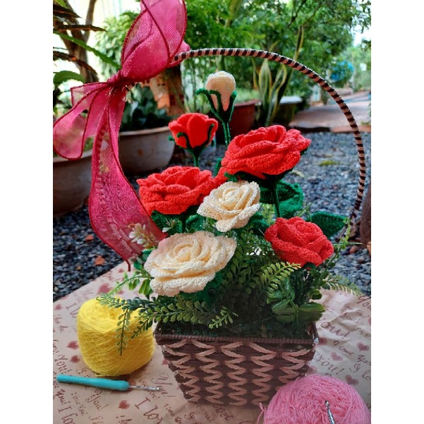 Giỏ hoa hồng len handmade