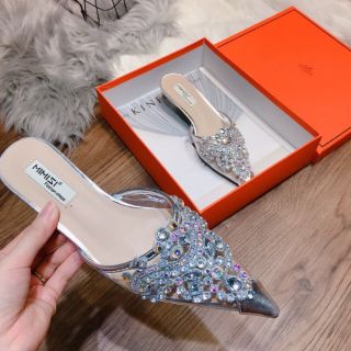 Sục mũi nhọn đính đá cực sang chảnh ạ.