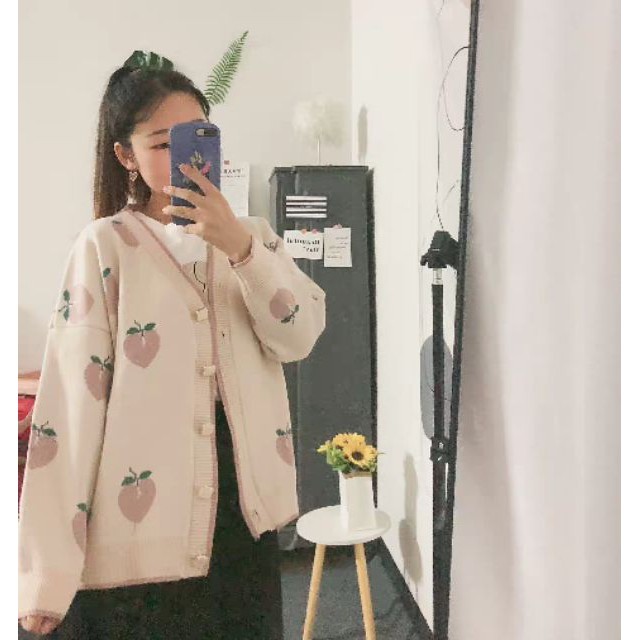 Áo cardigan len họa tiết quả đào khuy vuông xinh xắn | BigBuy360 - bigbuy360.vn
