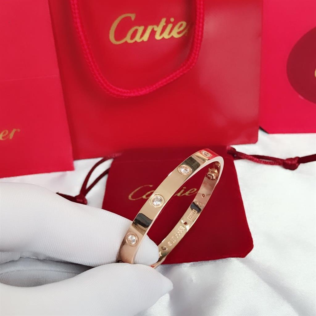 Món quà vòng tay cặp đôi Cartier Love series (mười viên kim cương)