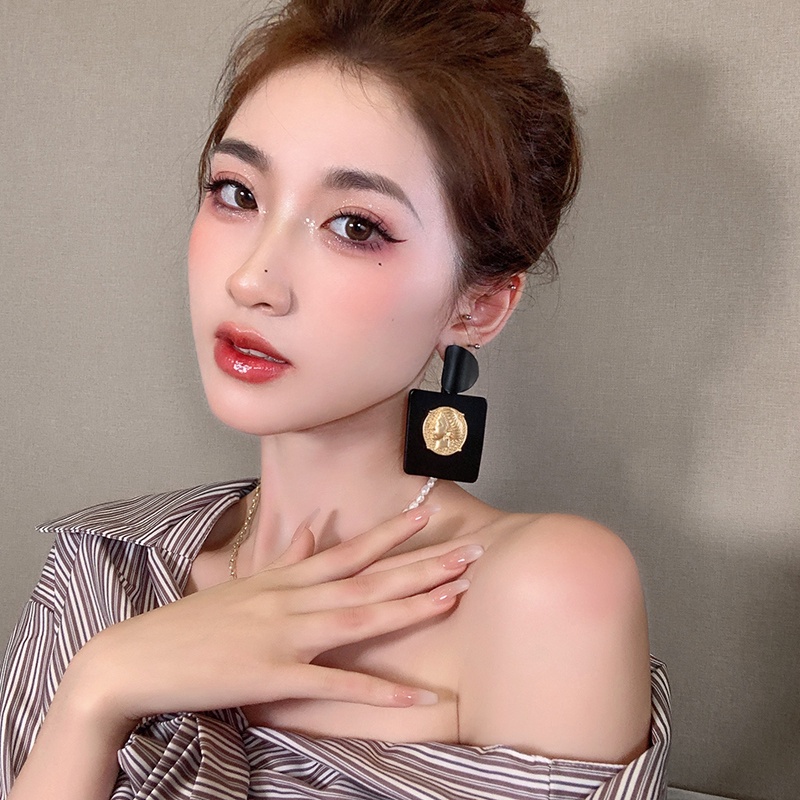 Hoa tai thiết kế hình học phong cách Âu Mỹ thời trang 2021 dành cho nữ