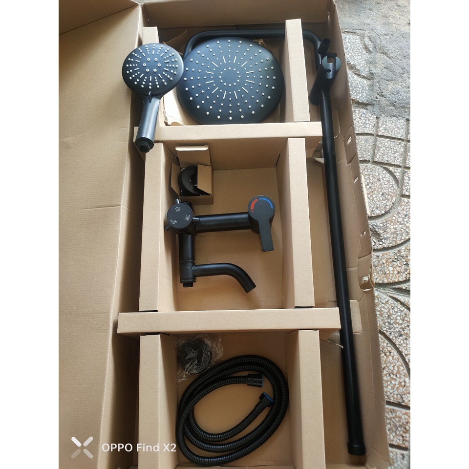 Sen cây tắm nóng lạnh Inox 304 phủ nano đen - Thân sen tròn lệch