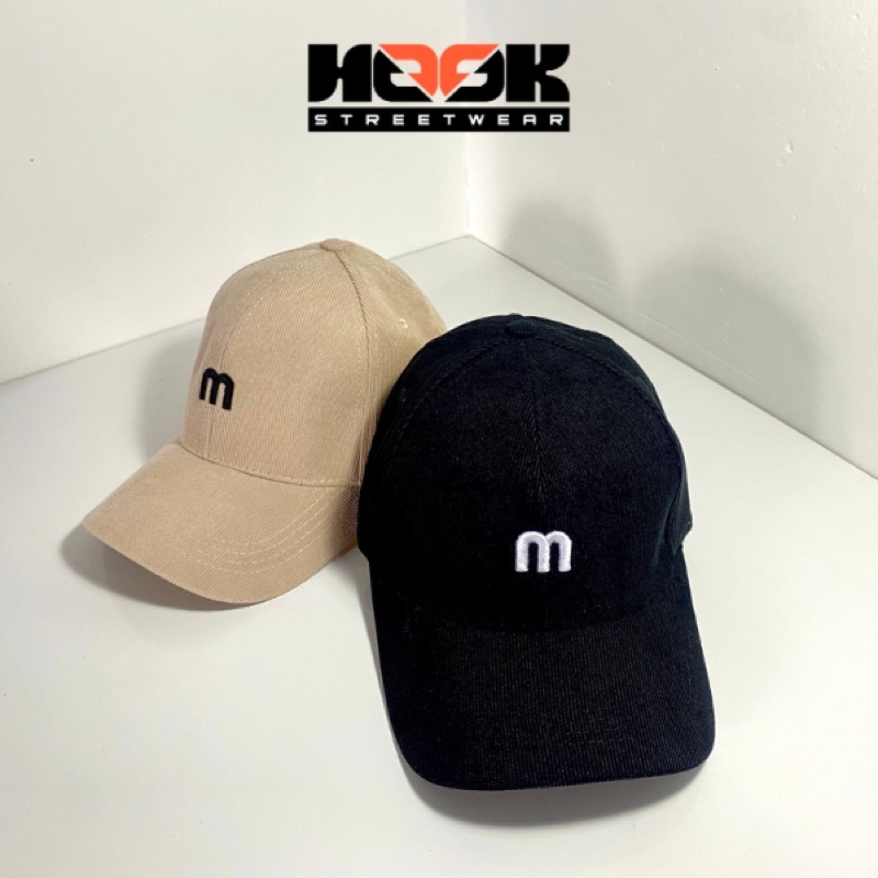 Mũ lưỡi trai Unisex thêu hình chữ M chất vải Kaki màu Đen và Be thương hiệu Hook