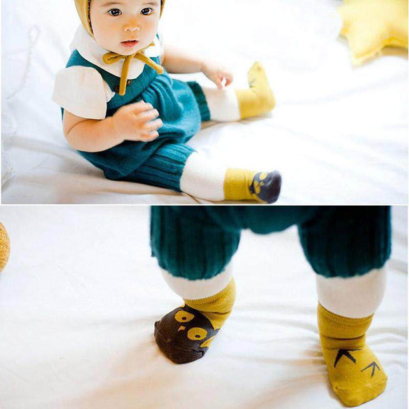 Vớ cotton chống trượt họa tiết xinh xắn cho các bé