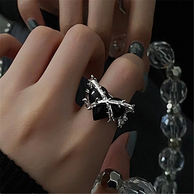Nhẫn hở hình trái tim phong cách gothic có thể điều chỉnh kích thước cho nữ