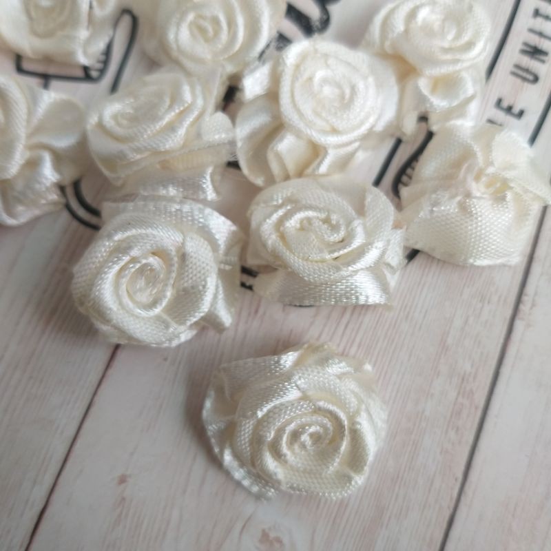 Hoa hồng trang trí , size  2cm