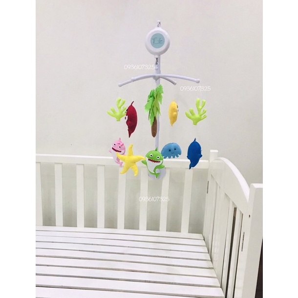 Đồ chơi treo nôi cũi cho bé chủ đề baby shark