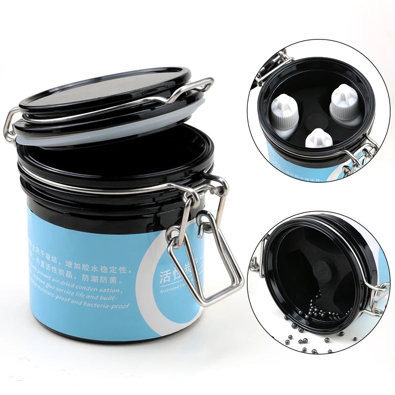 Một hộp gỗ dán giả chứa các vật liệu than hoạt tính có giá đỡ tiện dụng