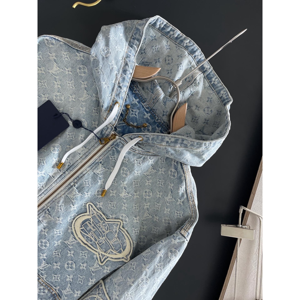 Áo hoác Jean có mũ cao cấp Louis Vuitton LV thời trang, mang phong cách retro