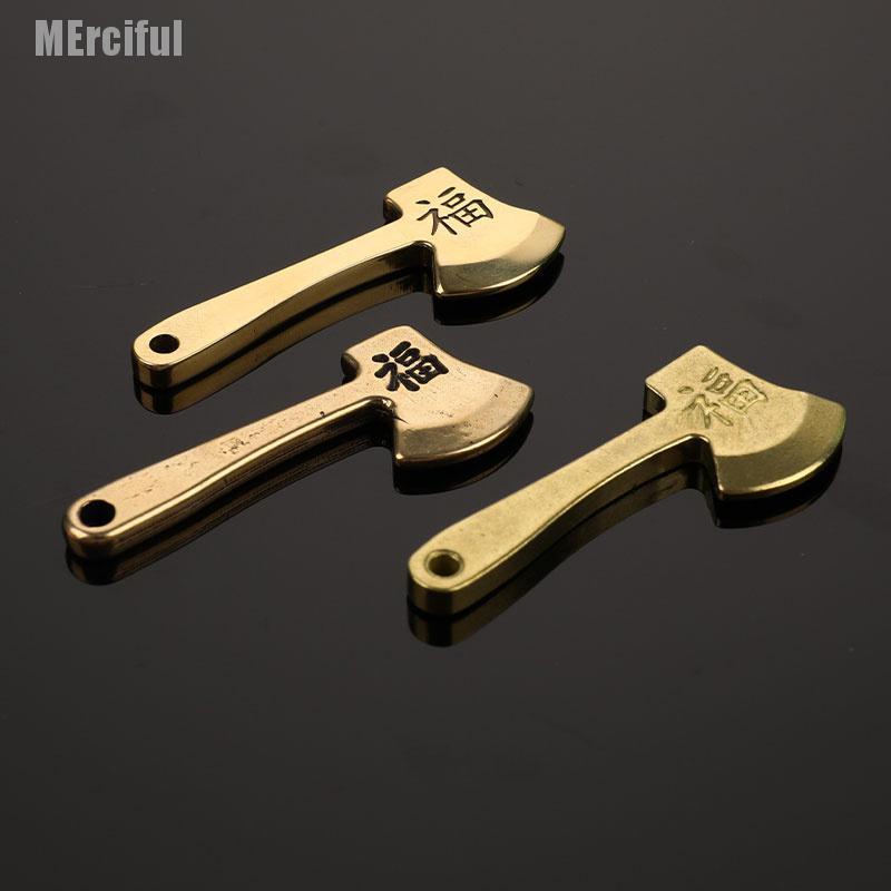 Mặt phụ kiện hình chiếc rìu mini bằng đồng thau có tay cầm dài tiện lợi