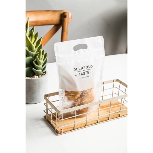 set 10 túi zip đựng bánh kẹo Delicious size 15.5 x 23 cm