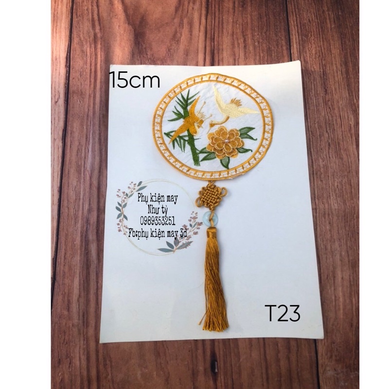 Tấm tròn thêu hình hoa kèm dây treo trang trí