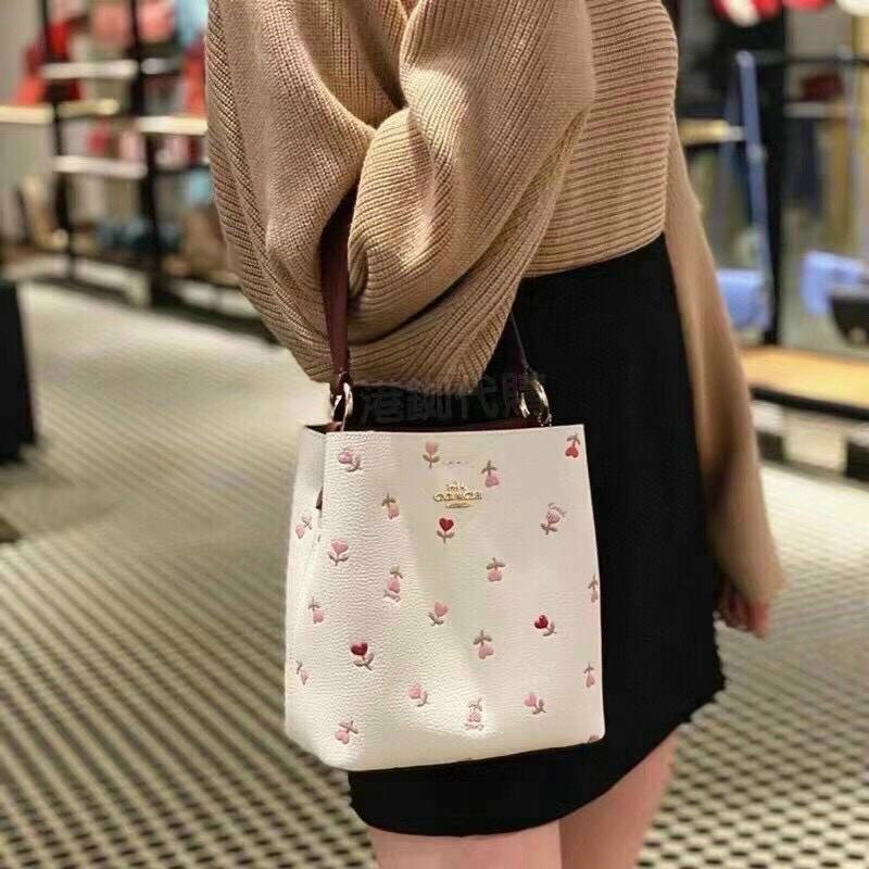 Túi đeo vai Co@ch bucket hoạ tiết kèm dây đeo chéo