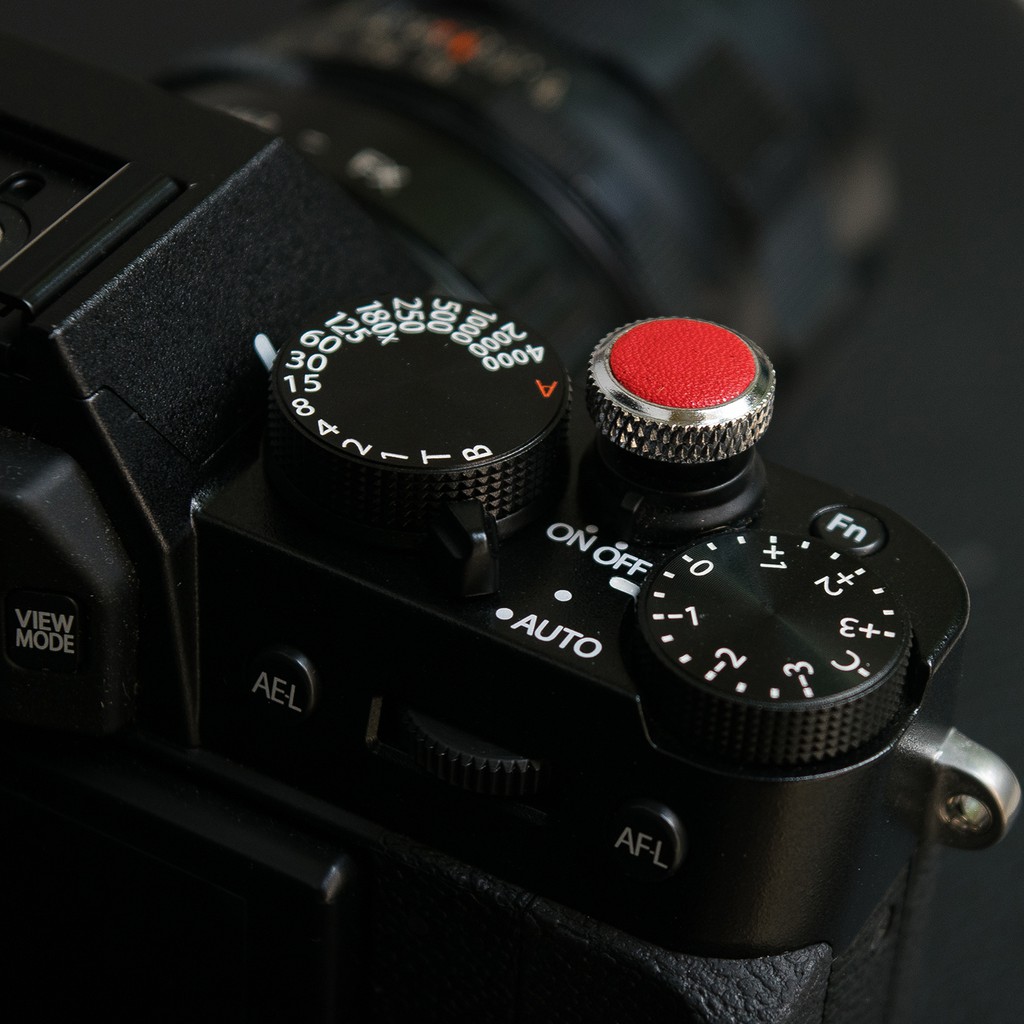 Shutter Button - Nút chụp máy ảnh chất liệu kim loại bọc da dạng ren xoáy (Bạc-Đỏ)