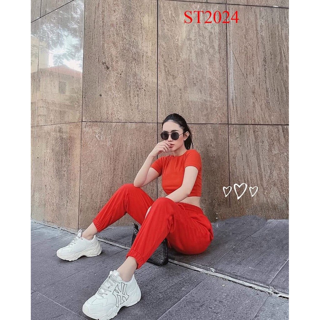 Set áo croptop và quần dài phong cách thể thao