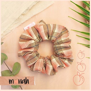 Dây buộc tóc, cột tóc scrunchie caro lụa hồng trẻ trong phong cách nữ tính
