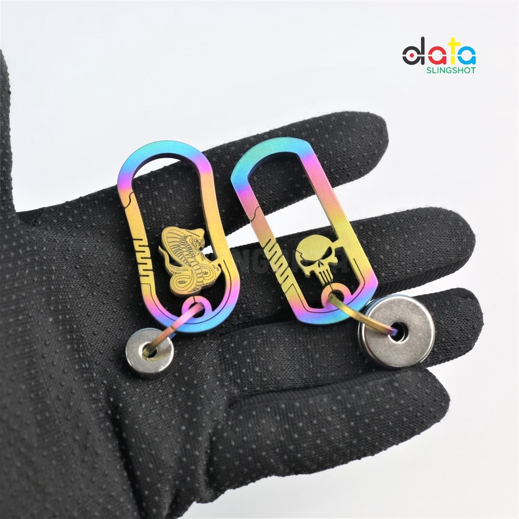 Móc khóa Titan CNC khắc Logo lên màu - DATA SlingShot