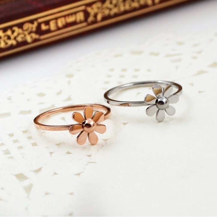 Nhẫn thép titan mạ vàng hồng 18K chống nước chống mồ hôi không gỉ không dị ứng họa tiết hoa cúc nhỏ phong cách Nhật Hàn