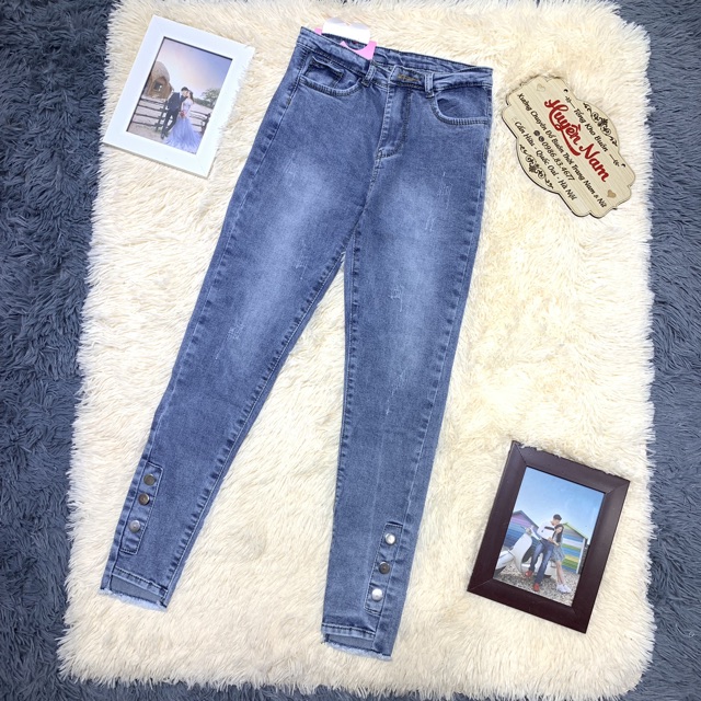 quần bò lệch gấu đính khuy chân | BigBuy360 - bigbuy360.vn