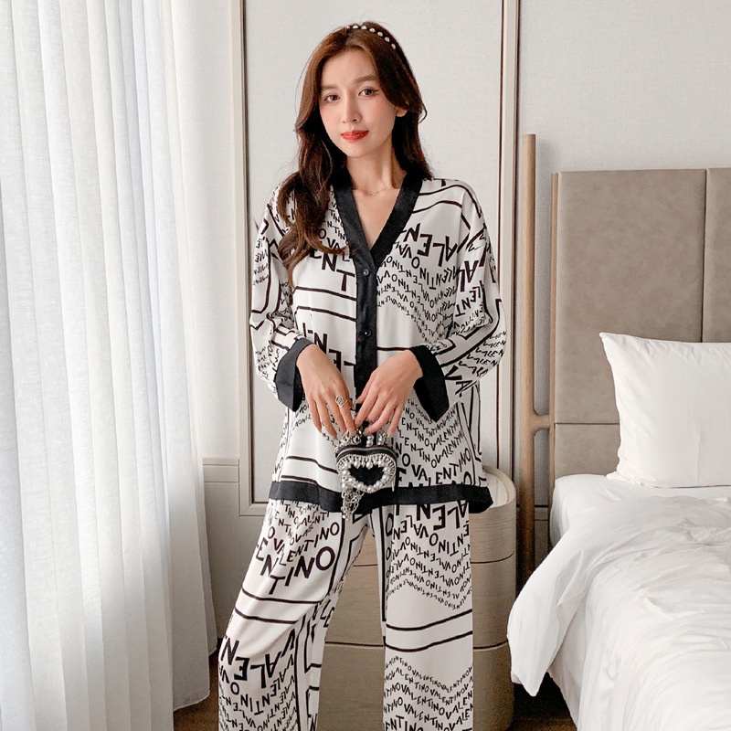 Bộ Đồ Ngủ Tay Dài Cổ Chữ V Bằng Lụa Lạnh In Họa Tiết Thời Trang Cho Nữ