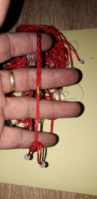 Vòng tay may mắn màu đỏ kèm 5 viên đá pha lê nhiều màu sắc