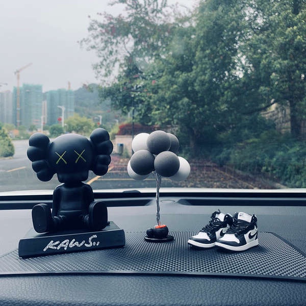 Trong xe ô tô trang trí KAWS cowes X Mắt Màu Đỏ Xu Hướng Búp Bê Lắc Đầu AJ cá tính trên ô tô trang trí nội thất cung cấp