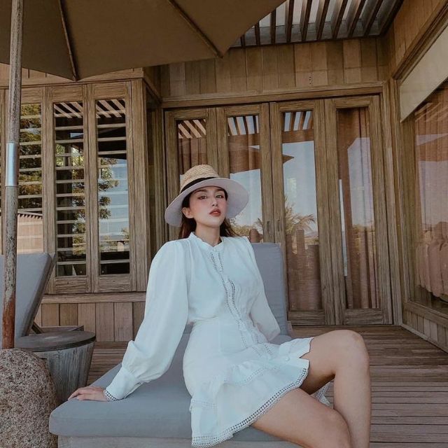 Đầm trắng tay dài cổ trụ phối ren